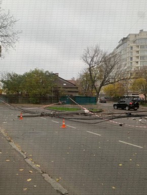 В Одессе на пересечении Педагогической и Балтиморской (Посмитного) упал столб с проводами