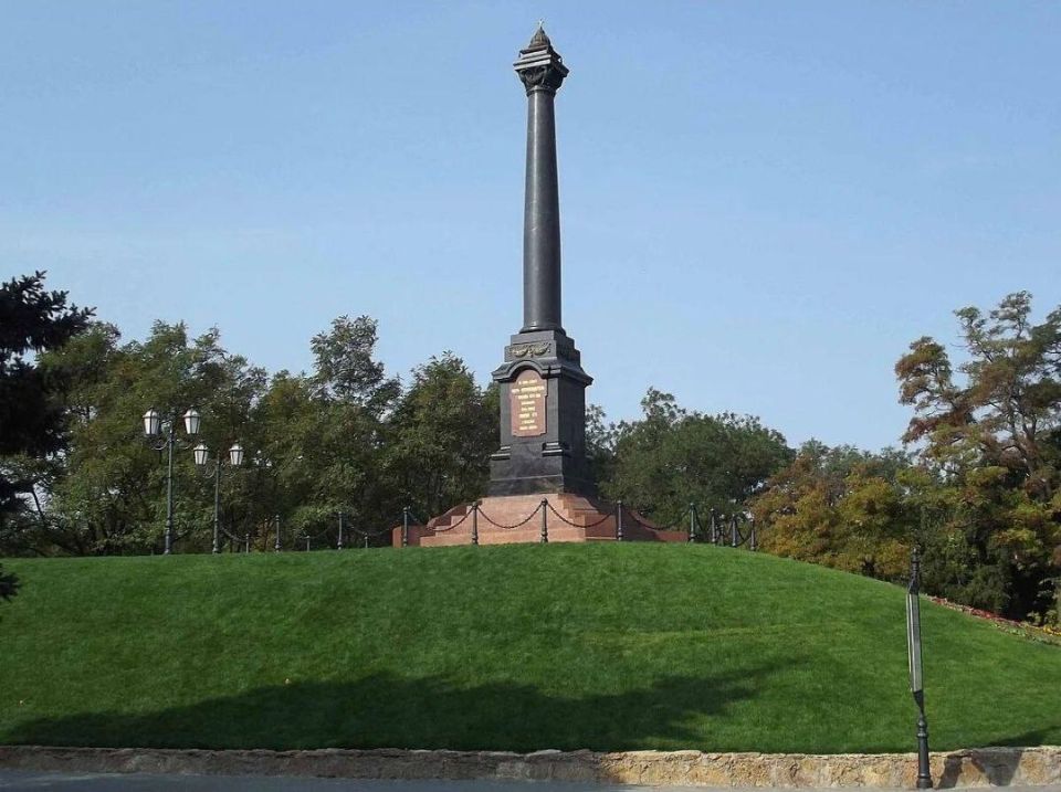 На Украине Институт национальной памяти Украины признал Александра II и других монархов из рода Романовых символом российской имперской пропаганды и обязал местные власти ликвидировать все такие символы