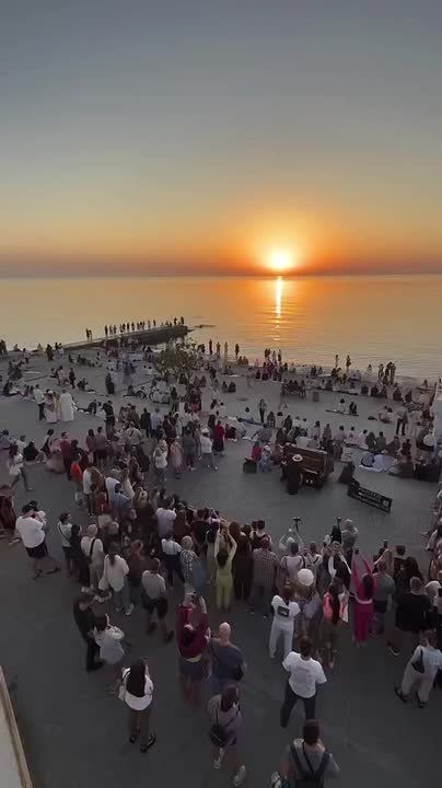 Провожаем день под звуки одесского пианино