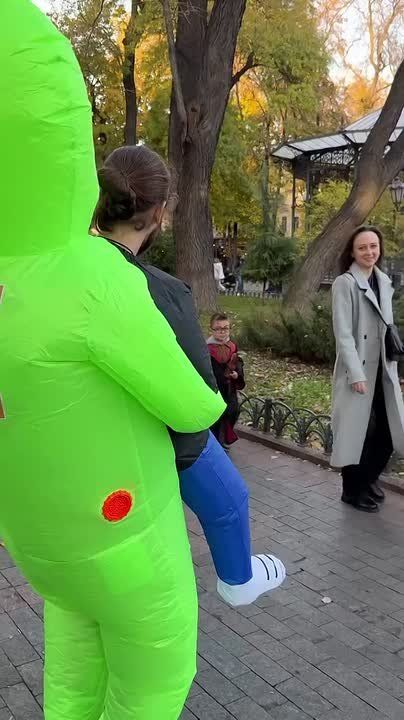 На улицах Одессы странный мужик задаёт странные вопросы странным детям