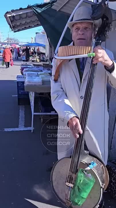 Дядька на необычном инструменте играет в Одессе