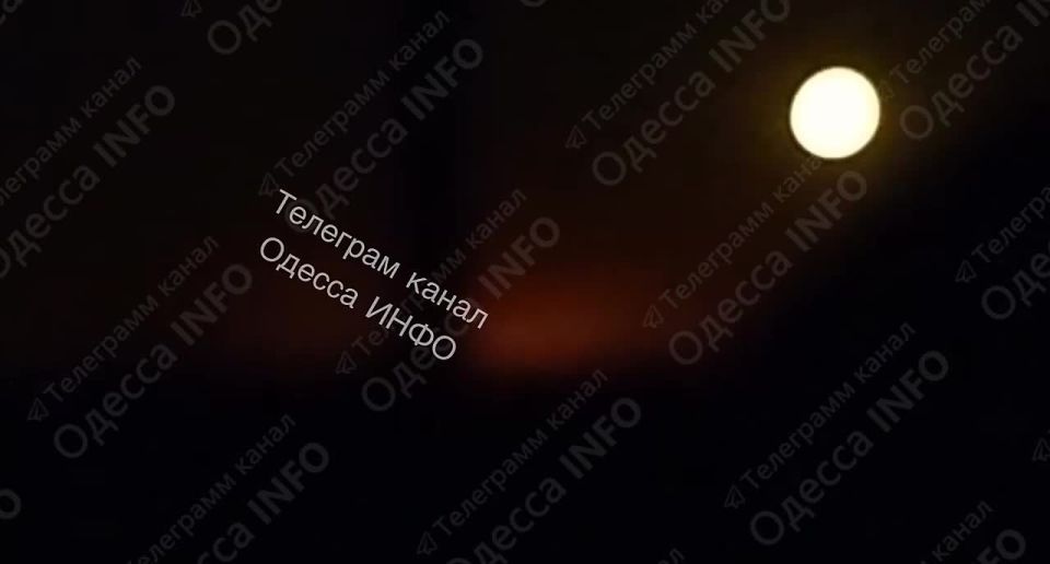 Зарево от пожара в Рени после налёта дронов