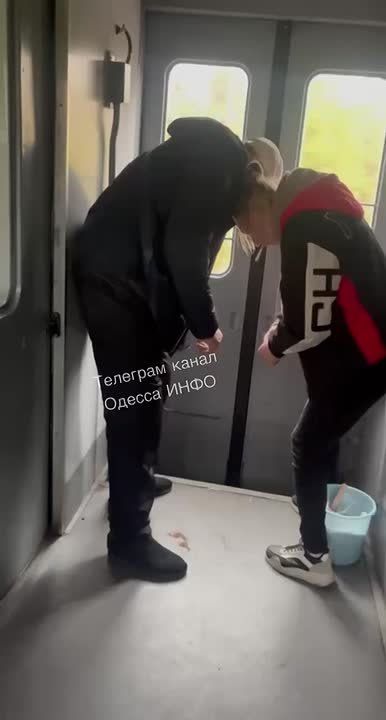 Утром в одесских электричках встречаются зомби