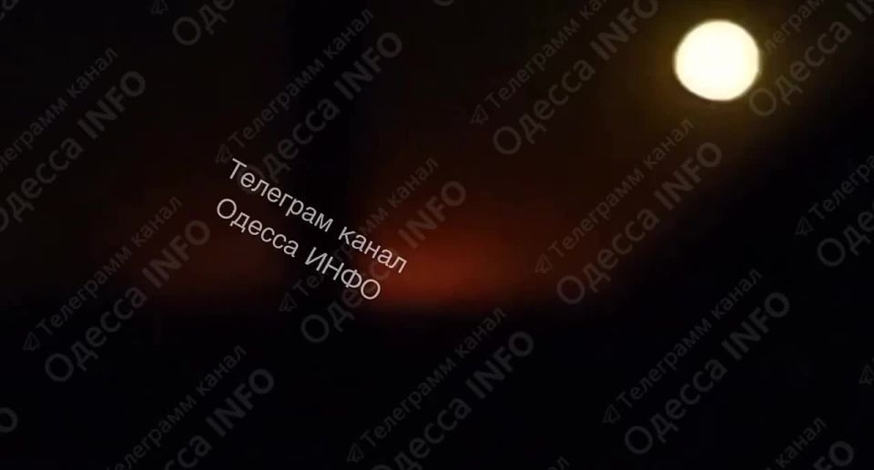 Зарево на месте прилёта дронов-камикадзе «Герань-2» в Рени