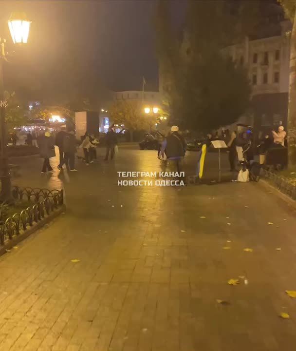 Одесситы устраивают зажигательные танцы в Горсаду