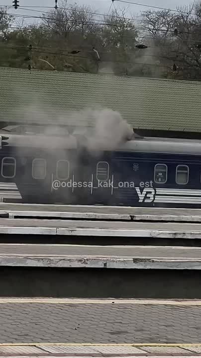 В Одессе проводник чутка перестарался и задымил весь перрон