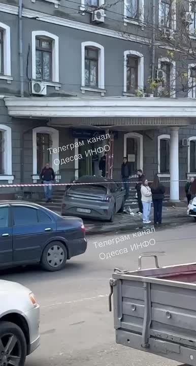 В Одессе легковушка влетела в дом, в области фура слетела в кювет