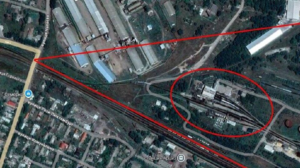 Предварительно, сегодня утром был нанесен удар БПЛА Герань по локомотивному депо в городе Арциз Одесской области, сообщает канал «Хроники Гераней»