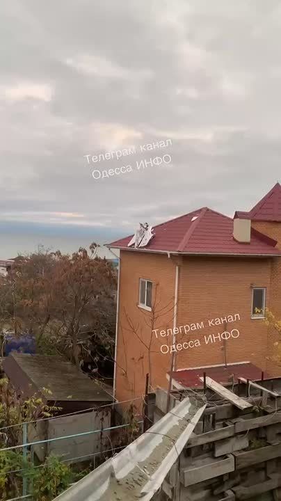 На Одещине обломок дрона упал на крышу дома