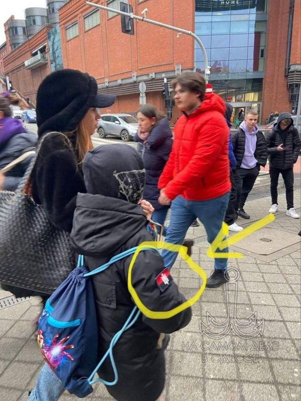 В Польше в город Познань забавная ситуация: Ребёнок из 404 идёт в школу с символикой УПА* на одежде