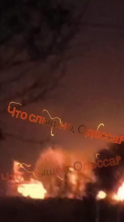 После атаки в порту Измаила продолжает пылать газовый танкер M/T ORINDA