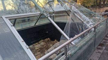 В Одессе вандалы разбили пирамиду-музей на Приморском бульваре