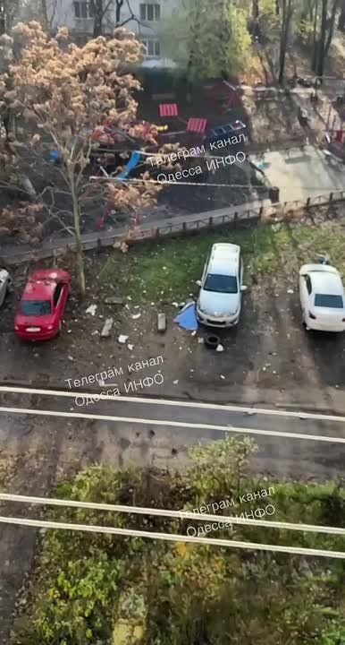 Сбитый ПВО дрон упал во двор жилого дома в Одессе