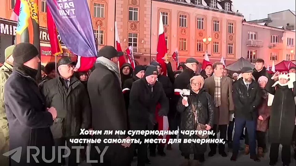 «Кто-нибудь спрашивал, хотим ли мы спонсировать больше золотых туалетов для украинцев? Хотим ли мы спонсировать их вечеринки с проститутками в Одессе?»: в польском Белостоке состоялась большая антиправительственная...