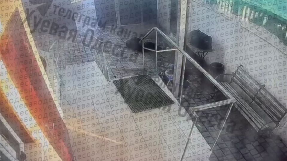 Взрыв в одесском ТЦК попал на камеры видео-наблюдения