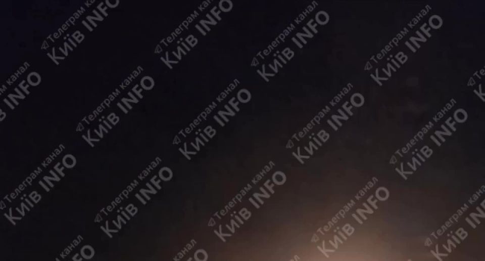 Киев этой ночью. Было несколько прилетов в порт Ильичевска, сообщает канал «Типичная Одесса»