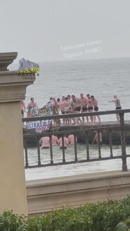 Футбольные фанаты устроили заплыв в Одессе