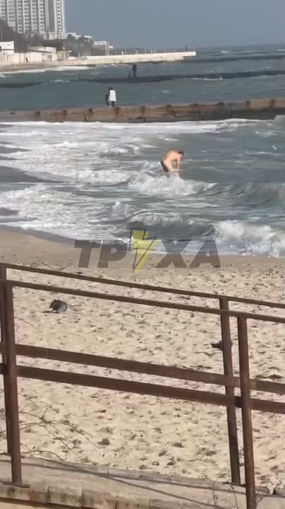 До зимы осталось четыре дня, но когда это одесситы боялись моря?