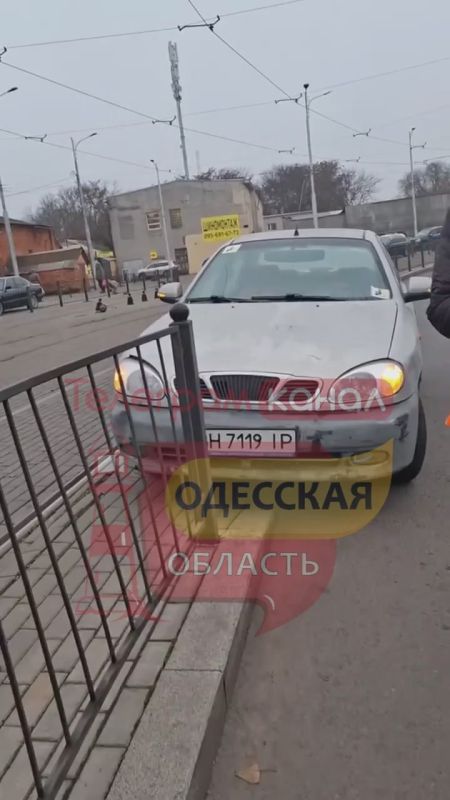 Одесские олени снова паркуются на трамвайных путях