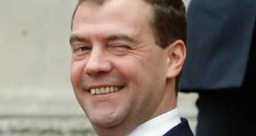 Залечь на дно в Брюгге – Медведев прокомментировал задержание экс-главы евродипломатии