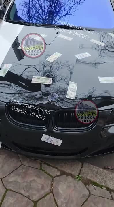 Авто в стиле блатнякового барокко разъезжает по Одессе