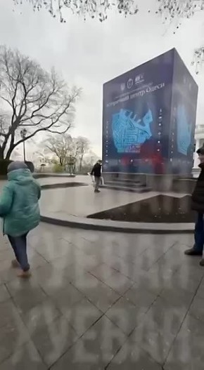 Нацист чуть не лопнул от бешенства, когда увидел, что одессит принес цветы к памятнику Пушкина