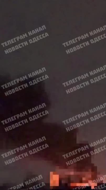 Серия взрывов прогремела ночью в Одессе, начались пожары