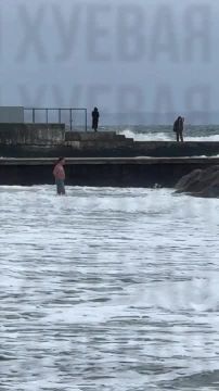 Одесситы купаются в море в декабре