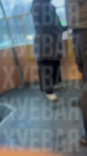 Одесситка обвинила мужчину в радиационном излучении телефона