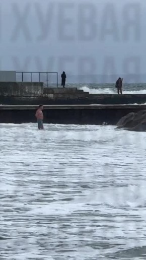 Одесситы купаются в море в декабре