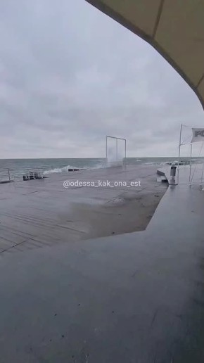 В Одессе с утра бушует море