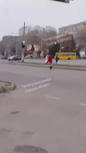 Девчина не в себе исполняет на дороге в Одессе