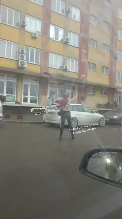 Полуобнажённая дама развлекает водителей в Одессе