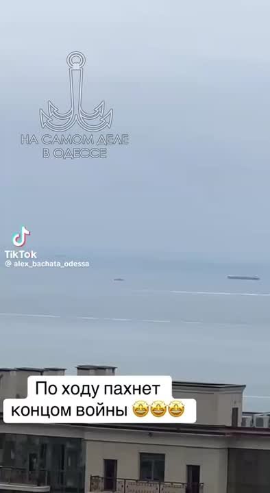 Вчера в акватории Одесского залива по приблизительным подсчётам очевидцы наблюдали не менее 40 грузовых судов