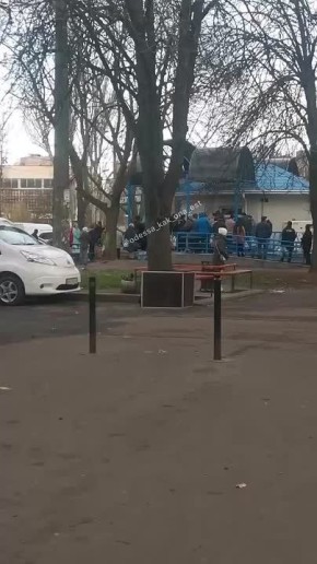 Очереди за водой в Одессе. Из-за отсутствия водоснабжения в городе жители вынуждены выстраиваться в длинные очереди за питьевой и технической водой