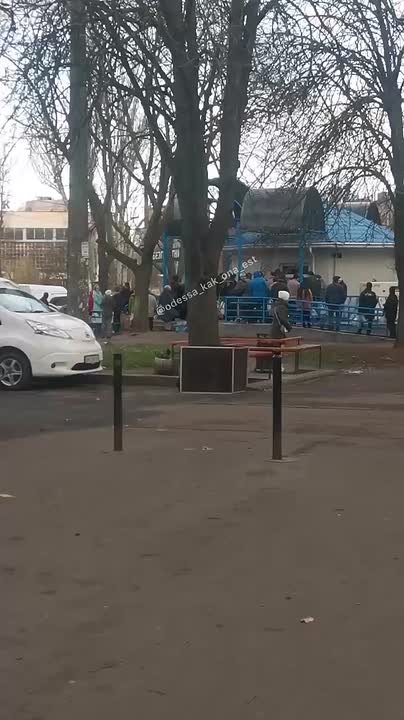 Очереди за водой в Одессе. Из-за отсутствия водоснабжения в городе жители вынуждены выстраиваться в длинные очереди за питьевой и технической водой