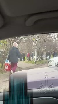 По городу в Бюветы выстроились огромные очереди, в магазинах скупают все бутыли с водой