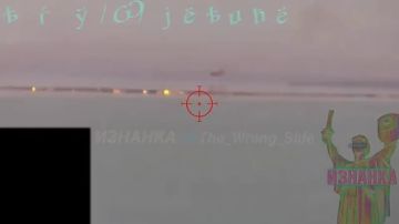 Красивые кадры массированной атаки неизвестным вооружением на логистическую артерию врага - мост под Одессой