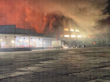 Появились кадры пожара склада на Киевской трассе в результате ночной атаки