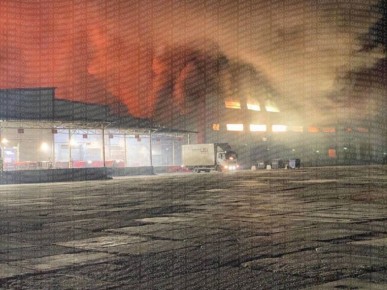 Появились кадры пожара склада на Киевской трассе в результате ночной атаки