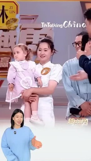 Причуды генетики. У одной китайской пары с типично китайской внешностью, с тёмными волосами и карими глазами, три года назад родилась… настоящая Алёнушка