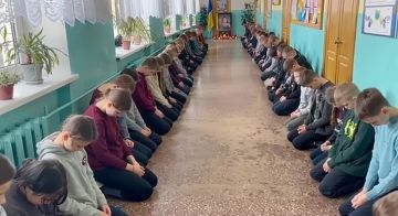 Нацiя волелюбних. Каждый украинец должен с детства быть приучен стоить на коленях, знать о своем свободолюбии и если что ему во власти не понравится, то ужо