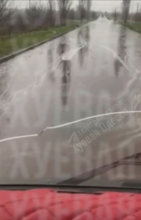 Масло масляное.. После прилетов пары гераней по маслоэкстракционному комплексу в порту Южный Одесской области на этом месте растеклось масло. Оператор проезжает непосредственно рядом с объектом, по которому наносились удары