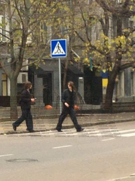 В Одессе поймали вандалов. По городу шастают двое парней с аэрозольными баллончиками и разрисовывают ролеты и стены надписями