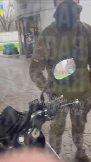 Правильное общение с ТЦК. Курьер "Глово" вступил в перепалку с людоловами ТЦК на одесской заправке