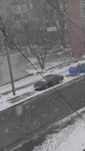 Одесскую область засыпало снегом! Правда, долетая до дороги, он тут же тает под колёсами машин