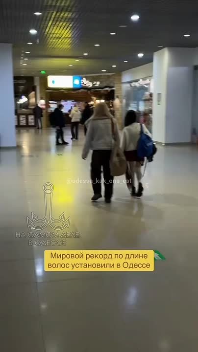 В Одессе была замечена девушка с длинной волос в свой рост! Она точно знаток в причёсках