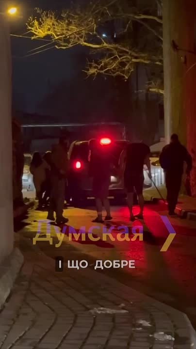 В Одессе #людоловы открыли огонь в воздух — во время конфликта с гражданскими, пытавшимися помешать захвату "призывника"