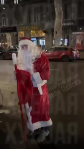 Дед Мороз в Одессе раздаёт подарки для плохих девочек