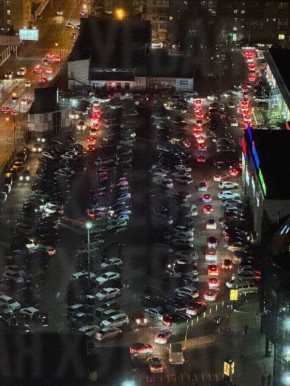 Так выглядят парковки ТЦ перед Новым годом